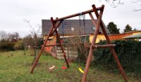 Holzschaukel auf dem Grundstück der Heilandskirche